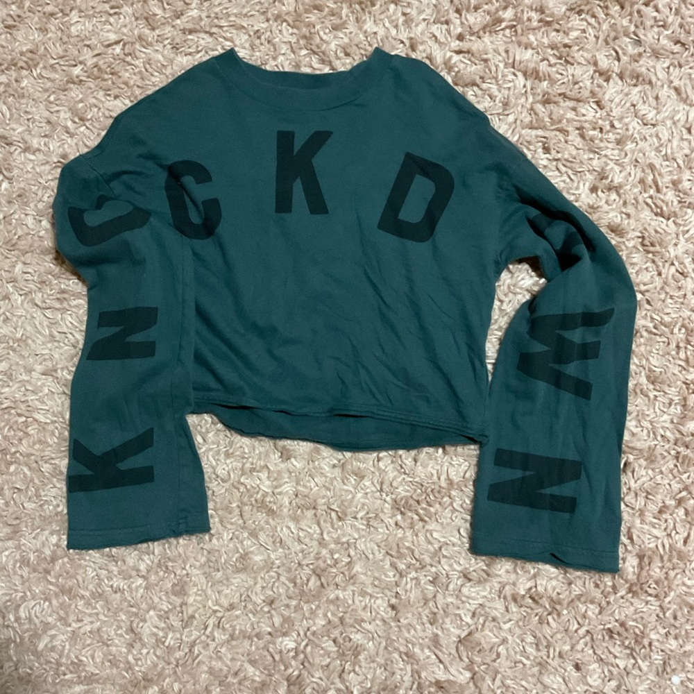 Hello! I am selling a long sleeve w/ flared sleeves and a cropped bottom.